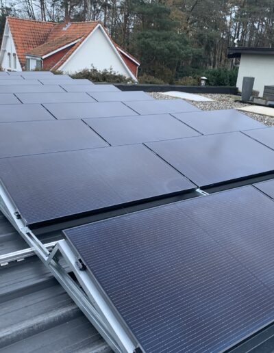 Zonnepanelen leggen dak